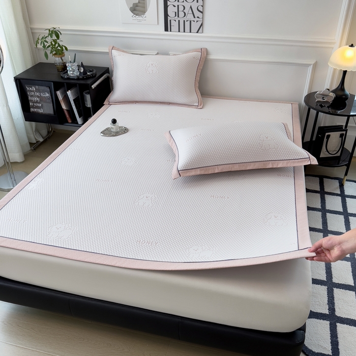 91家纺网 家纺一手货源 找家纺 印季家纺 2026新款凉感系列-卡通凉感丝泡泡软席（床笠款） 小狗-粉