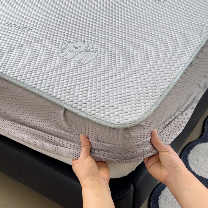 91家纺网 家纺一手货源 找家纺 印季家纺 2026新款凉感系列-卡通凉感丝泡泡软席（床笠款） 小狗-绿