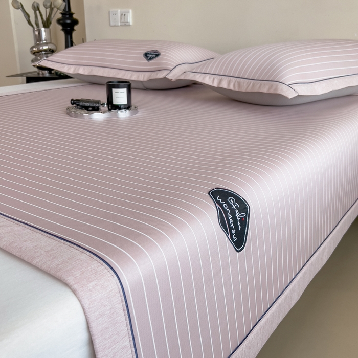 91家纺网 家纺一手货源 找家纺 印季家纺 2026新款凉感系列-丝滑凉感丝软席（床笠款） 条纹-粉色