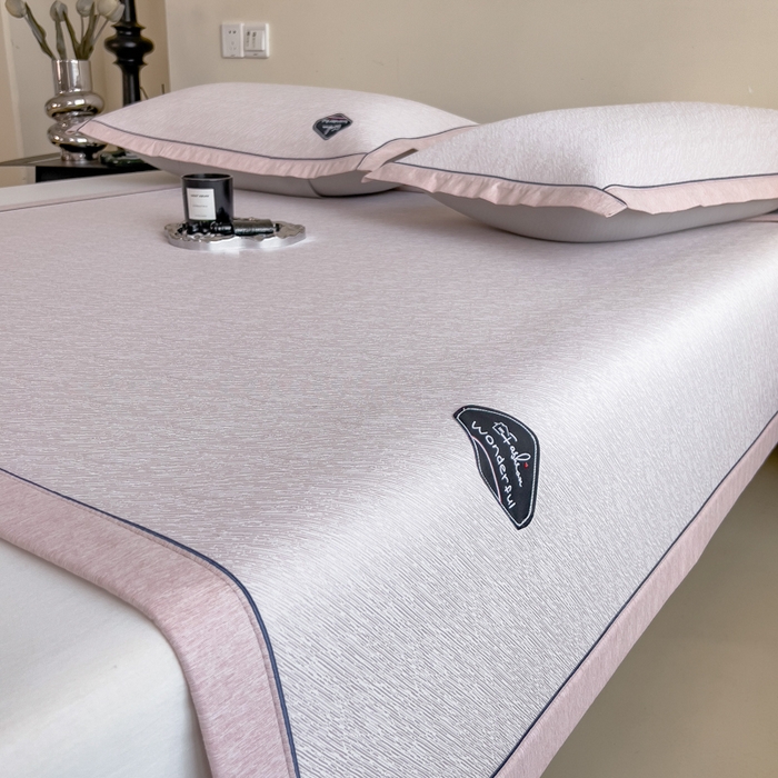 91家纺网 家纺一手货源 找家纺 印季家纺 2026新款凉感系列-丝滑凉感丝软席（床笠款） 肌理纹-粉色