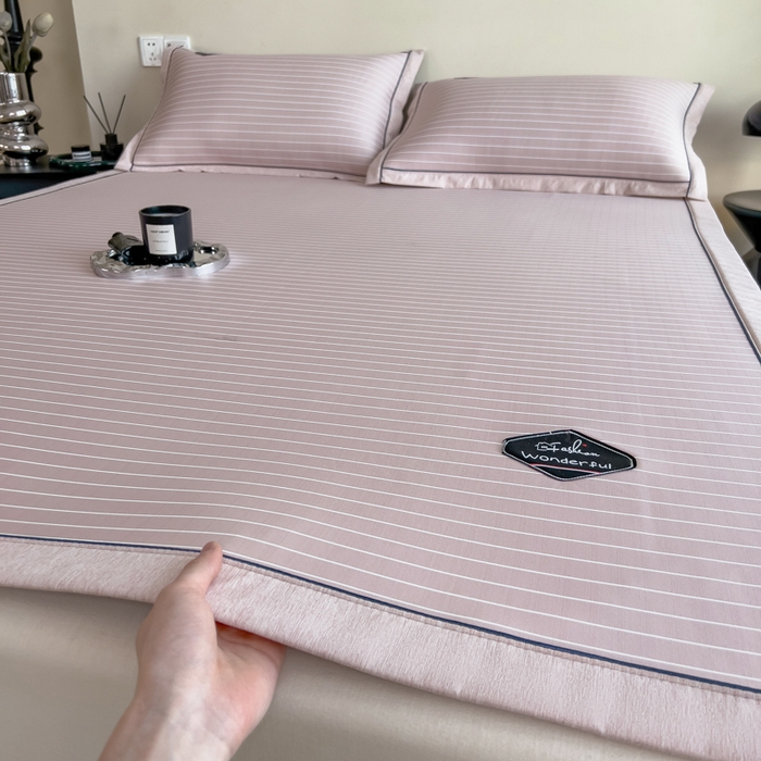 91家纺网 家纺一手货源 找家纺 印季家纺 2026新款凉感系列-丝滑凉感丝软席（床笠款） 条纹-粉色