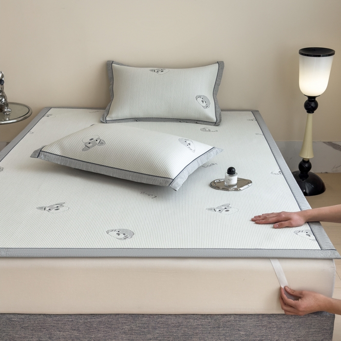 91家纺网 家纺一手货源 找家纺 印季家纺 2026新款三色提花冰爽凉感丝泡泡软席凉席席子 雪纳瑞