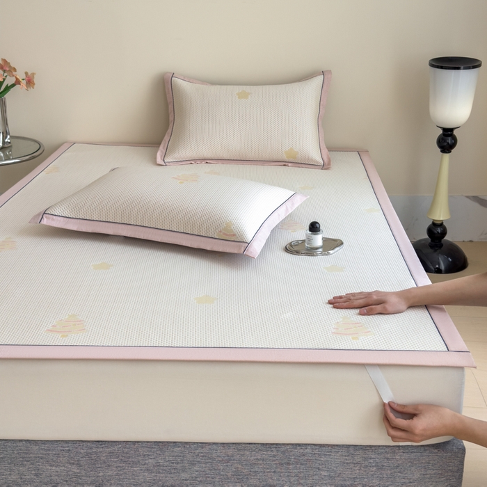 91家纺网 家纺一手货源 找家纺 印季家纺 2026新款三色提花冰爽凉感丝泡泡软席凉席席子 圣诞树