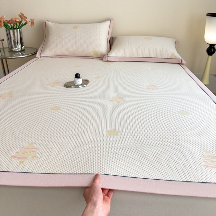 91家纺网 家纺一手货源 找家纺 印季家纺 2026新款三色提花冰爽凉感丝泡泡软席凉席席子 圣诞树