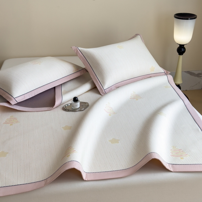 91家纺网 家纺一手货源 找家纺 印季家纺 2026新款三色提花冰爽凉感丝泡泡软席凉席席子 圣诞树