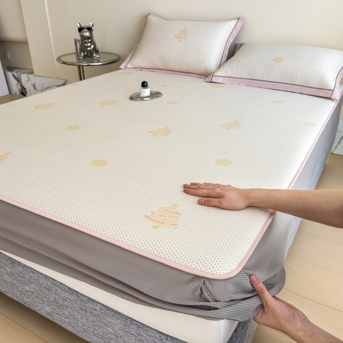 91家纺网 家纺一手货源 找家纺 印季家纺 2026新款三色提花冰爽凉感丝泡泡软席凉席席子 圣诞树