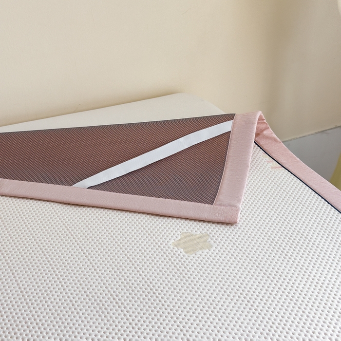 91家纺网 家纺一手货源 找家纺 印季家纺 2026新款三色提花冰爽凉感丝泡泡软席凉席席子 圣诞树