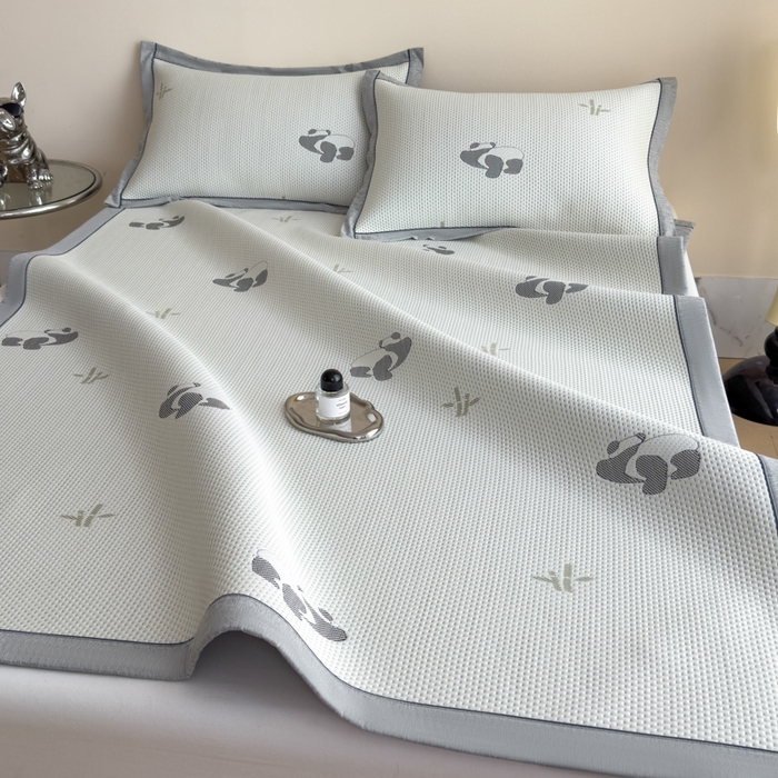 91家纺网 家纺一手货源 找家纺 印季家纺 2026新款三色提花冰爽凉感丝泡泡软席凉席席子 熊猫