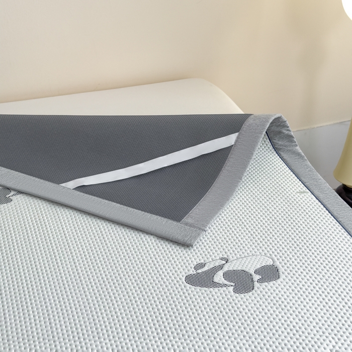 91家纺网 家纺一手货源 找家纺 印季家纺 2026新款三色提花冰爽凉感丝泡泡软席凉席席子 熊猫