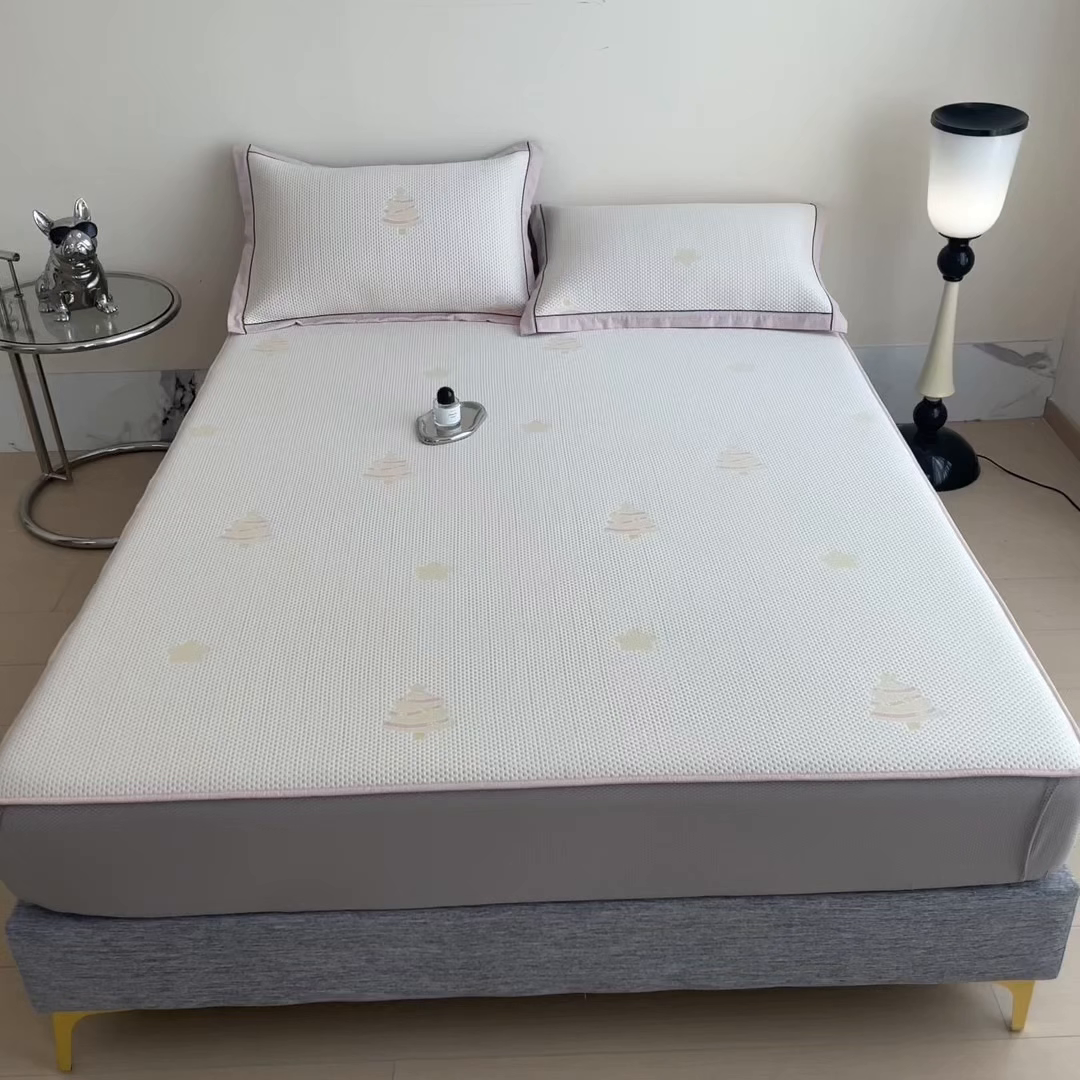 91家纺网 家纺一手货源 找家纺 印季家纺 2026新款三色提花冰爽凉感丝泡泡软席凉席席子 圣诞树