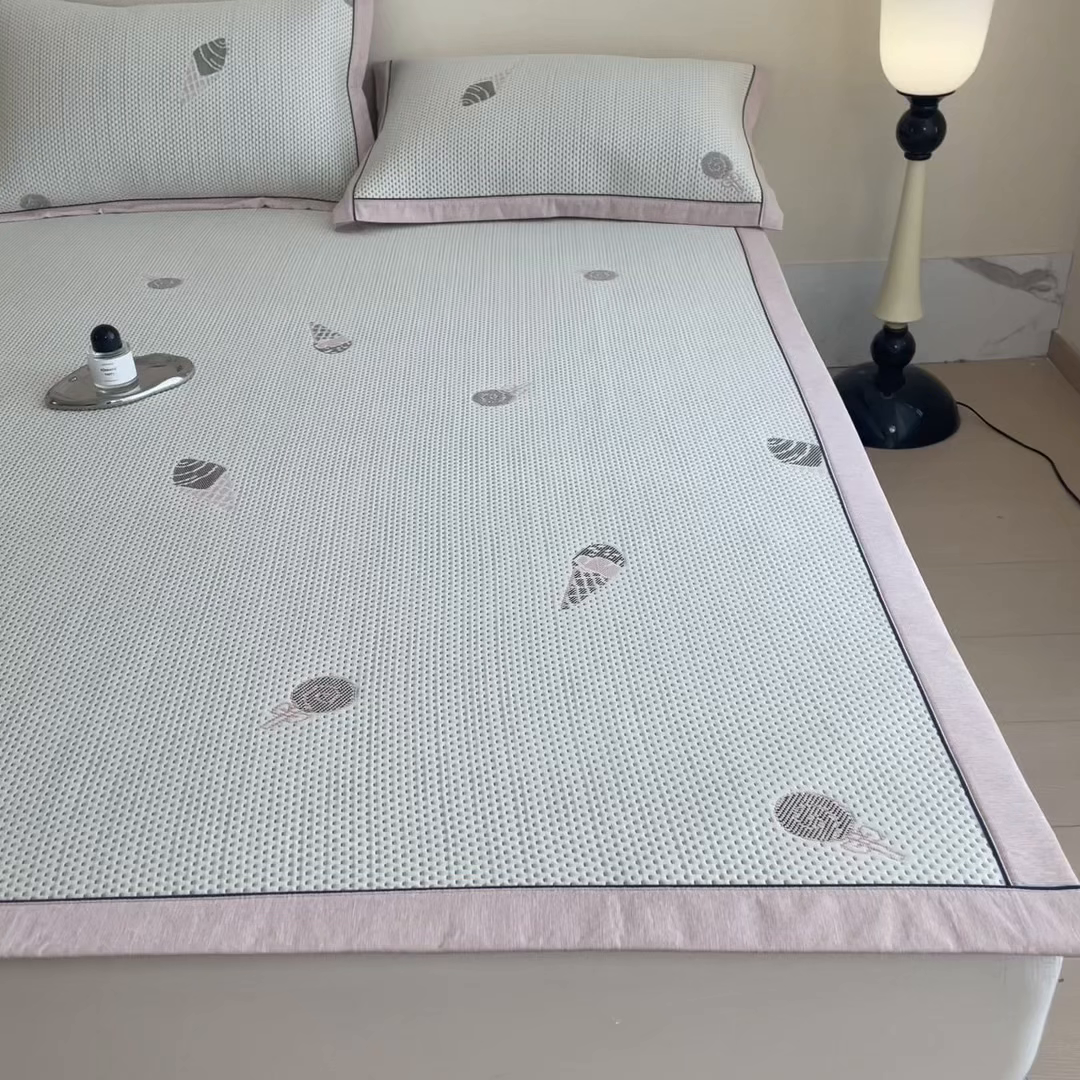 91家纺网 家纺一手货源 找家纺 印季家纺 2026新款三色提花冰爽凉感丝泡泡软席凉席席子 冰淇淋