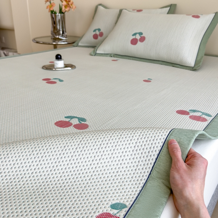 91家纺网 家纺一手货源 找家纺 印季家纺 2026新款三色提花冰爽凉感丝泡泡软席凉席席子 樱桃