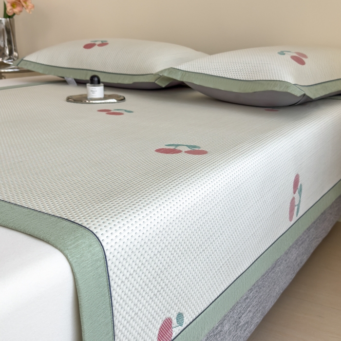 91家纺网 家纺一手货源 找家纺 印季家纺 2026新款三色提花冰爽凉感丝泡泡软席凉席席子 樱桃