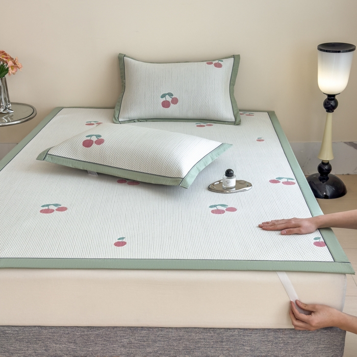 91家纺网 家纺一手货源 找家纺 印季家纺 2026新款三色提花冰爽凉感丝泡泡软席凉席席子 樱桃