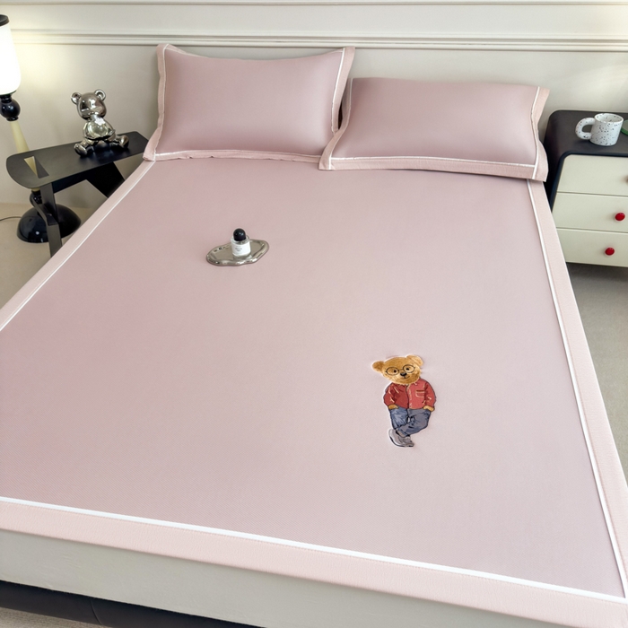 91家纺网 家纺一手货源 找家纺 （总）印季家纺 2026新款丝滑凉感绣花软席席子-洛克熊