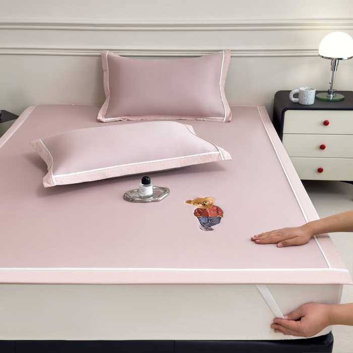 91家纺网 家纺一手货源 找家纺 （总）印季家纺 2026新款丝滑凉感绣花软席席子-洛克熊