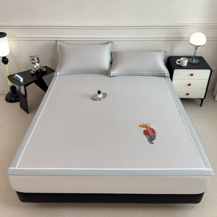 91家纺网 家纺一手货源 找家纺 （总）印季家纺 2026新款丝滑凉感绣花软席席子-洛克熊