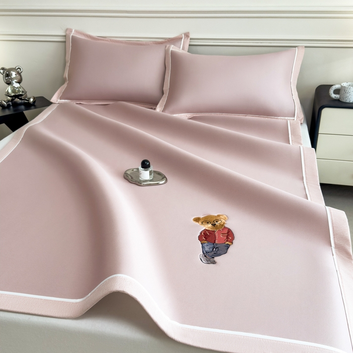 91家纺网 家纺一手货源 找家纺 （总）印季家纺 2026新款丝滑凉感绣花软席席子-洛克熊