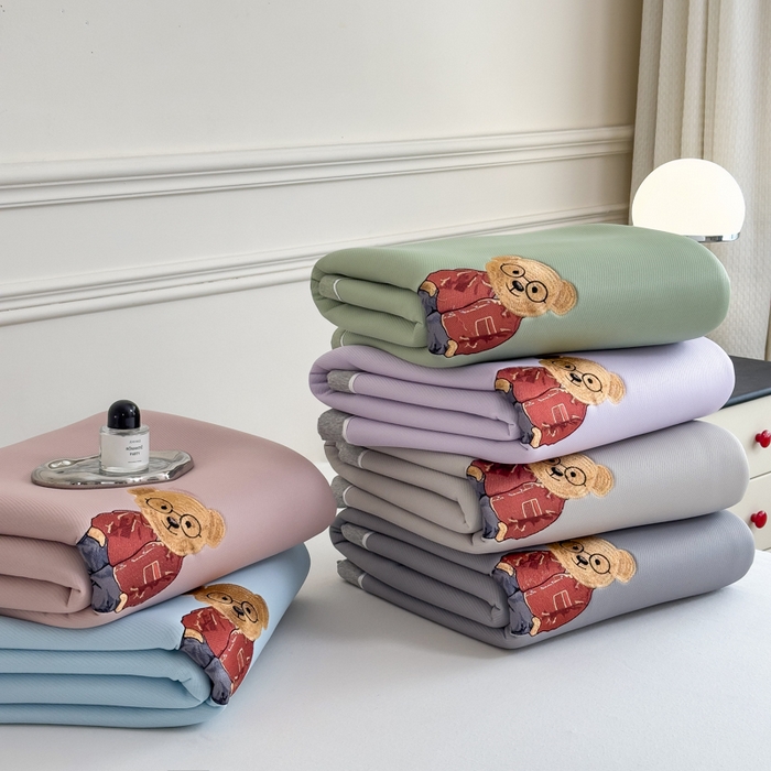 91家纺网 家纺一手货源 找家纺 （总）印季家纺 2026新款丝滑凉感绣花软席席子-洛克熊