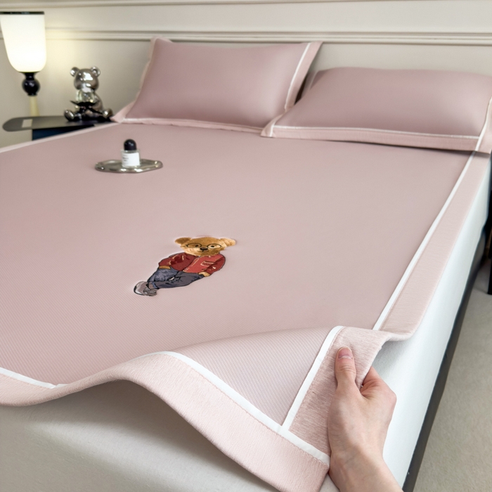 91家纺网 家纺一手货源 找家纺 印季家纺 2026新款丝滑凉感绣花软席席子-洛克熊 豆沙