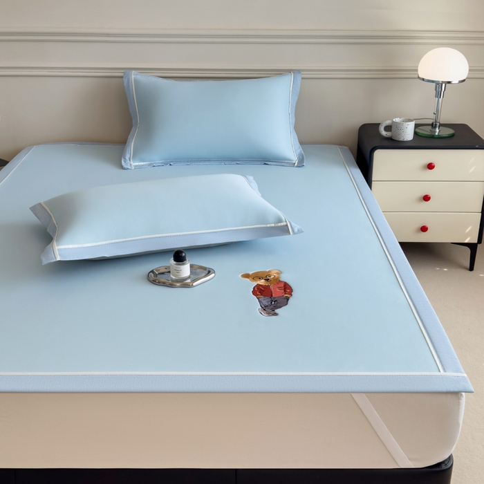 91家纺网 家纺一手货源 找家纺 印季家纺 2026新款丝滑凉感绣花软席席子-洛克熊 天蓝