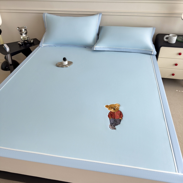 91家纺网 家纺一手货源 找家纺 印季家纺 2026新款丝滑凉感绣花软席席子-洛克熊 天蓝