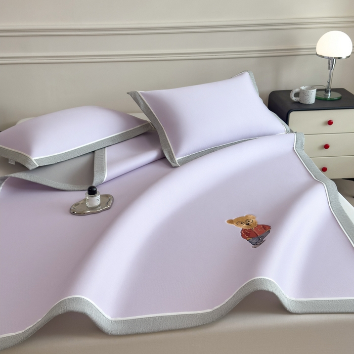 91家纺网 家纺一手货源 找家纺 印季家纺 2026新款丝滑凉感绣花软席席子-洛克熊 浅紫