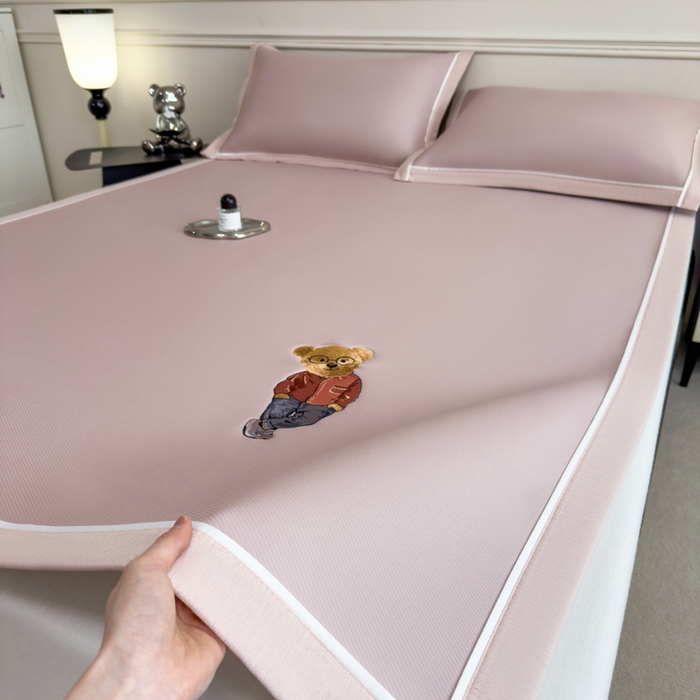 91家纺网 家纺一手货源 找家纺 印季家纺 2026新款丝滑凉感绣花软席席子-洛克熊 豆沙