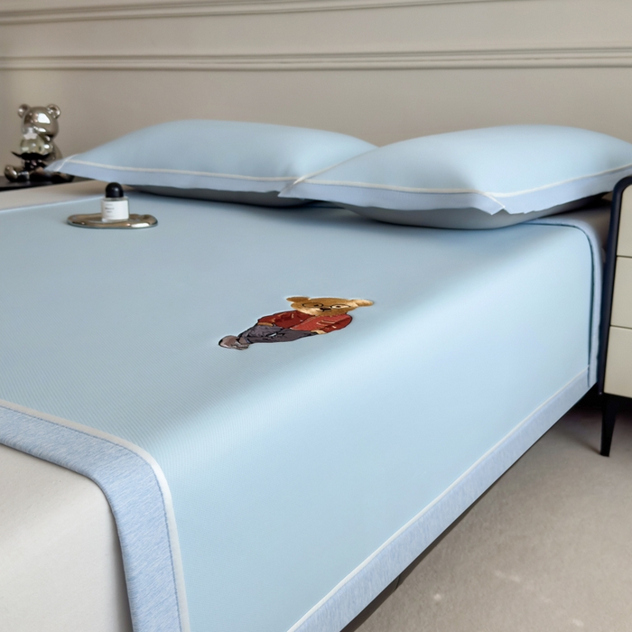 91家纺网 家纺一手货源 找家纺 印季家纺 2026新款丝滑凉感绣花软席席子-洛克熊 天蓝