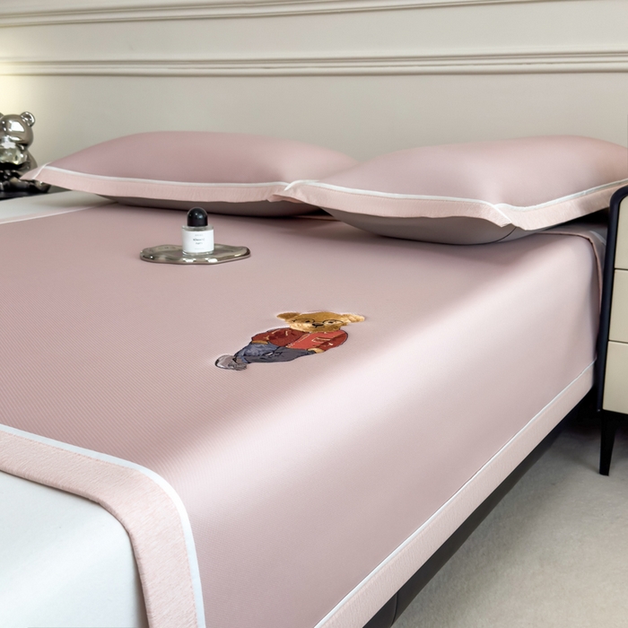 91家纺网 家纺一手货源 找家纺 印季家纺 2026新款丝滑凉感绣花软席席子-洛克熊 豆沙