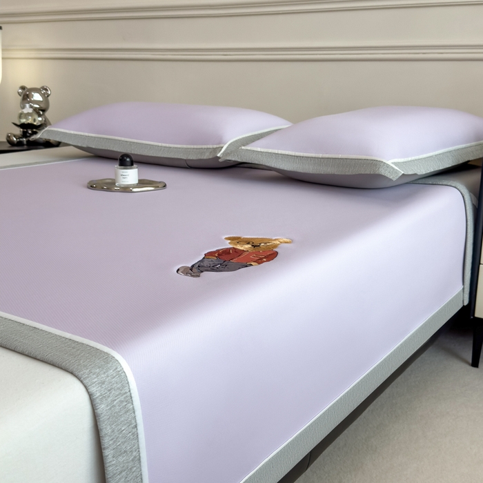 91家纺网 家纺一手货源 找家纺 印季家纺 2026新款丝滑凉感绣花软席席子-洛克熊 浅紫