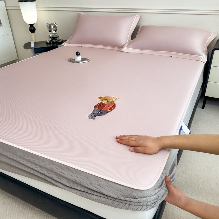 91家纺网 家纺一手货源 找家纺 （总）印季家纺 2026新款丝滑凉感绣花软席席子-洛克熊