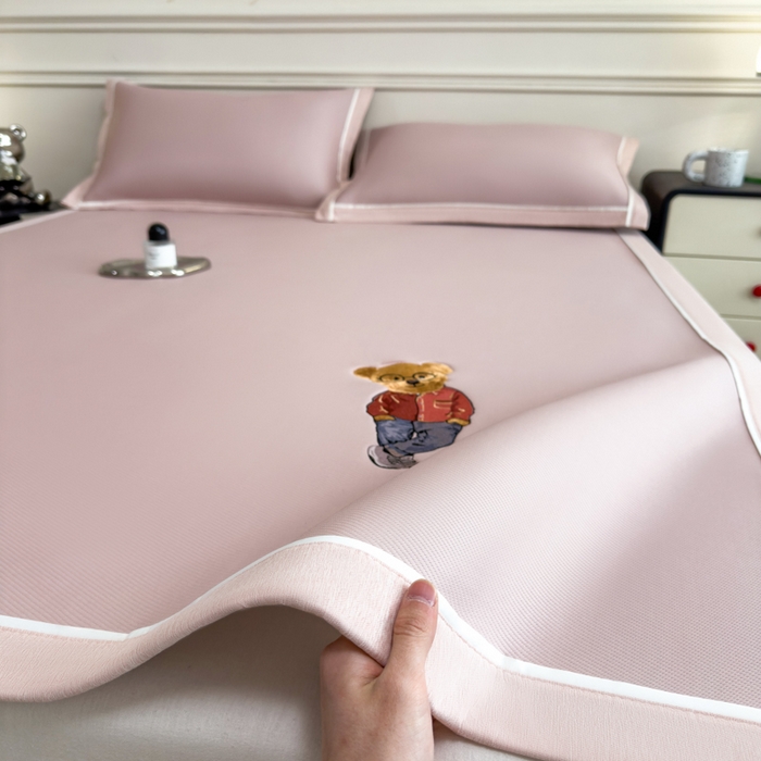 91家纺网 家纺一手货源 找家纺 印季家纺 2026新款丝滑凉感绣花软席席子-洛克熊 豆沙