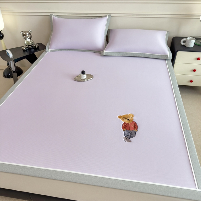 91家纺网 家纺一手货源 找家纺 印季家纺 2026新款丝滑凉感绣花软席席子-洛克熊 浅紫