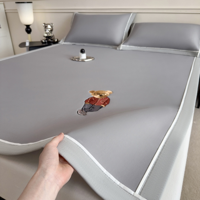 91家纺网 家纺一手货源 找家纺 印季家纺 2026新款丝滑凉感绣花软席席子-洛克熊 银灰