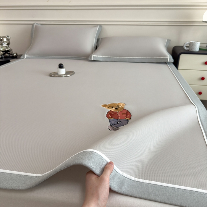 91家纺网 家纺一手货源 找家纺 印季家纺 2026新款丝滑凉感绣花软席席子-洛克熊 米灰