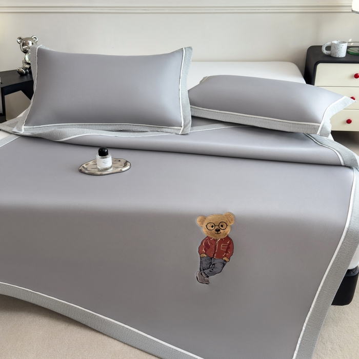 91家纺网 家纺一手货源 找家纺 印季家纺 2026新款丝滑凉感绣花软席席子-洛克熊 银灰