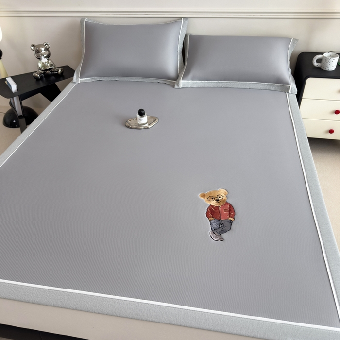 91家纺网 家纺一手货源 找家纺 印季家纺 2026新款丝滑凉感绣花软席席子-洛克熊 银灰