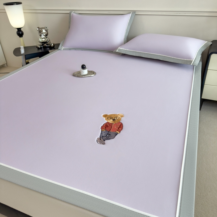 91家纺网 家纺一手货源 找家纺 印季家纺 2026新款丝滑凉感绣花软席席子-洛克熊 浅紫