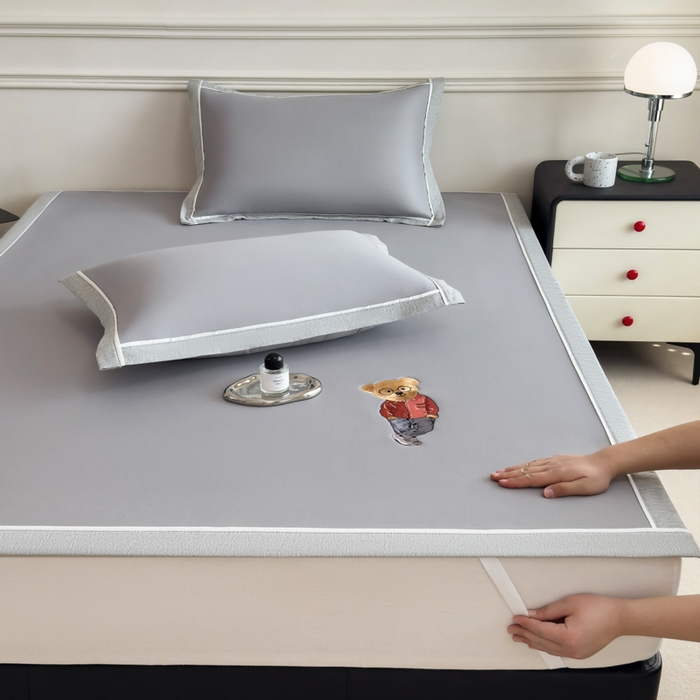 91家纺网 家纺一手货源 找家纺 印季家纺 2026新款丝滑凉感绣花软席席子-洛克熊 银灰