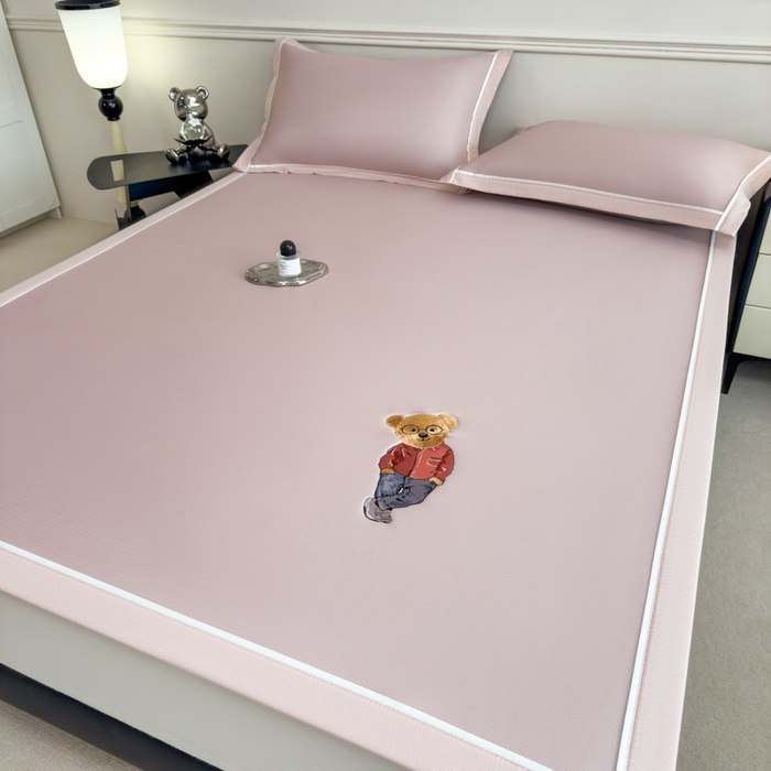 91家纺网 家纺一手货源 找家纺 印季家纺 2026新款丝滑凉感绣花软席席子-洛克熊 豆沙