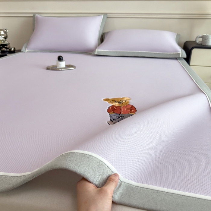 91家纺网 家纺一手货源 找家纺 印季家纺 2026新款丝滑凉感绣花软席席子-洛克熊 浅紫