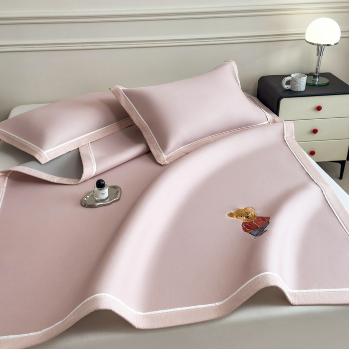 91家纺网 家纺一手货源 找家纺 印季家纺 2026新款丝滑凉感绣花软席席子-洛克熊 豆沙