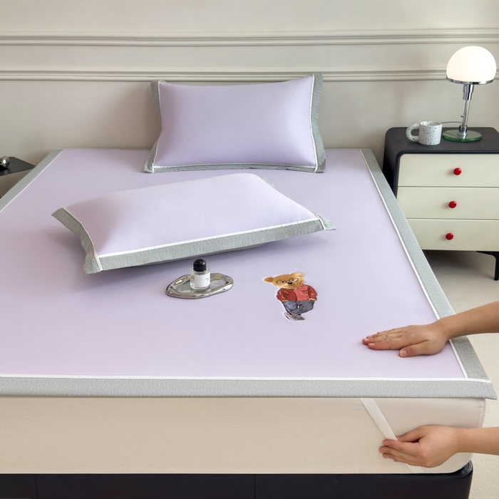 91家纺网 家纺一手货源 找家纺 印季家纺 2026新款丝滑凉感绣花软席席子-洛克熊 浅紫