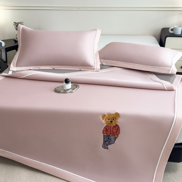 91家纺网 家纺一手货源 找家纺 印季家纺 2026新款丝滑凉感绣花软席席子-洛克熊 豆沙