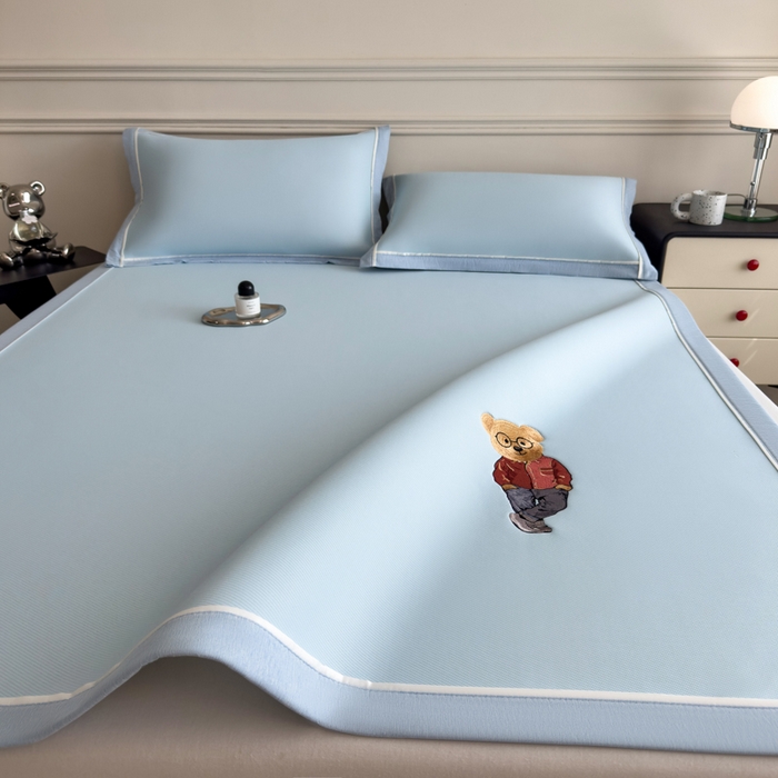 91家纺网 家纺一手货源 找家纺 印季家纺 2026新款丝滑凉感绣花软席席子-洛克熊 天蓝