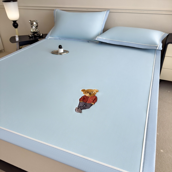 91家纺网 家纺一手货源 找家纺 印季家纺 2026新款丝滑凉感绣花软席席子-洛克熊 天蓝