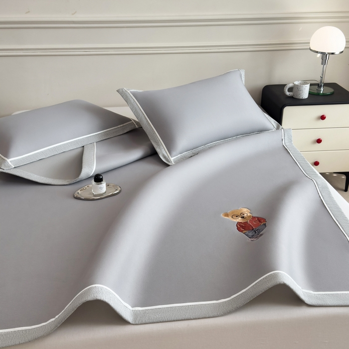 91家纺网 家纺一手货源 找家纺 印季家纺 2026新款丝滑凉感绣花软席席子-洛克熊 银灰