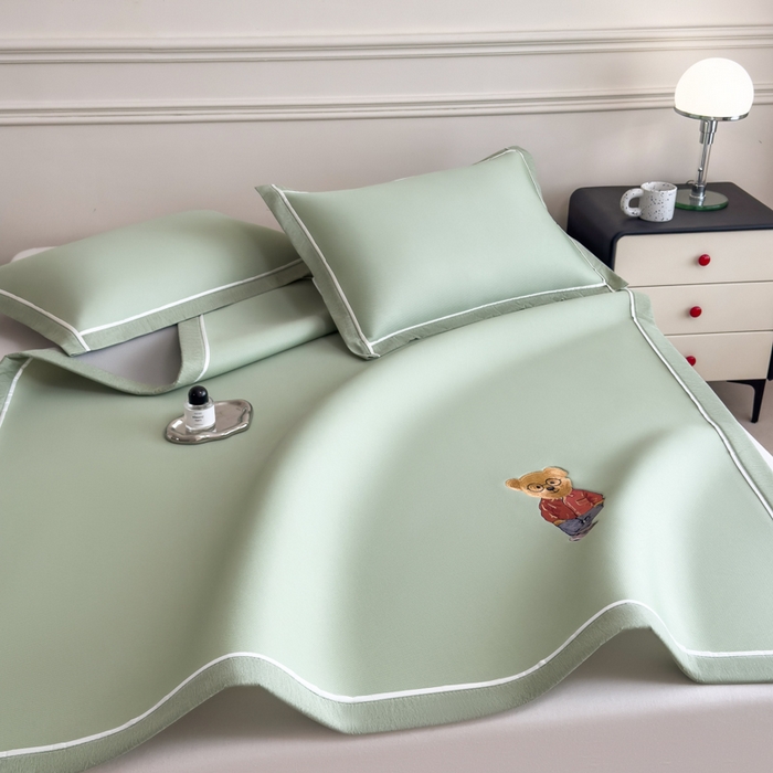 91家纺网 家纺一手货源 找家纺 印季家纺 2026新款丝滑凉感绣花软席席子-洛克熊 水绿