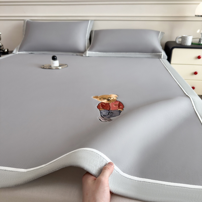 91家纺网 家纺一手货源 找家纺 印季家纺 2026新款丝滑凉感绣花软席席子-洛克熊 银灰